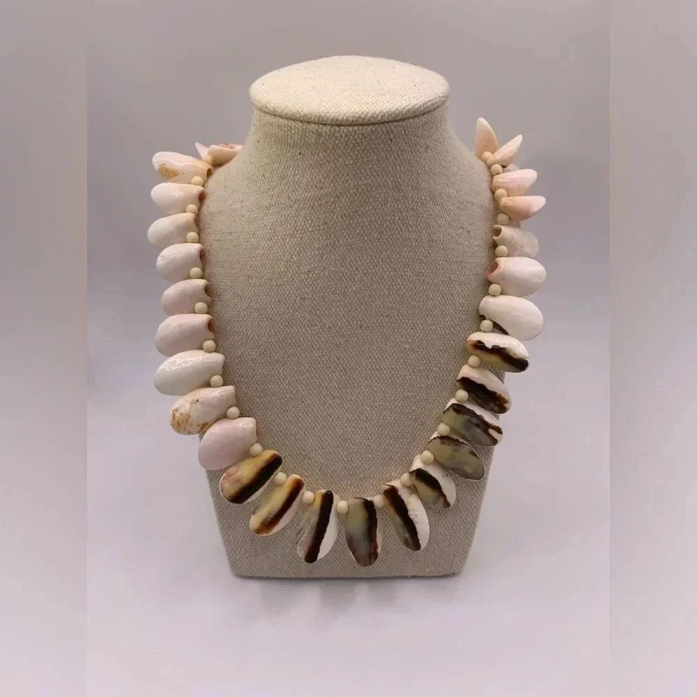 Vintage  1980s sea shell necklace
